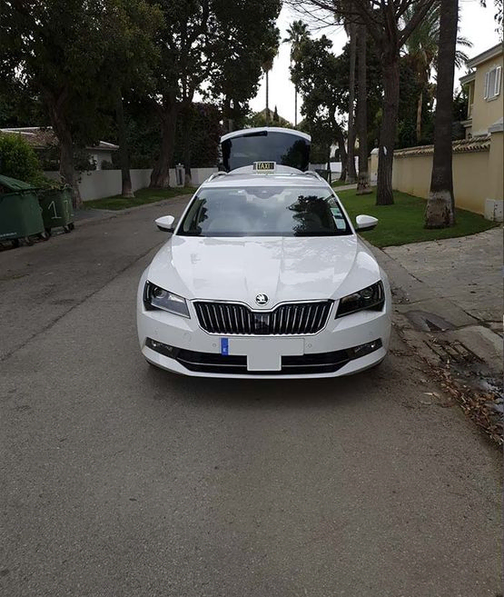 Taxi Sotogrande Andrés Vega taxi con puerta trasera abierta