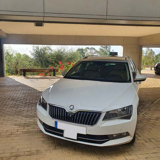 Taxi Sotogrande Andrés Vega taxi en estacionamiento