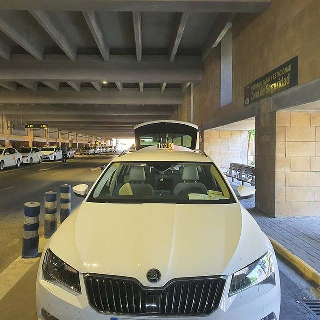 Taxi Sotogrande Andrés Vega taxi estacionado de color blanco